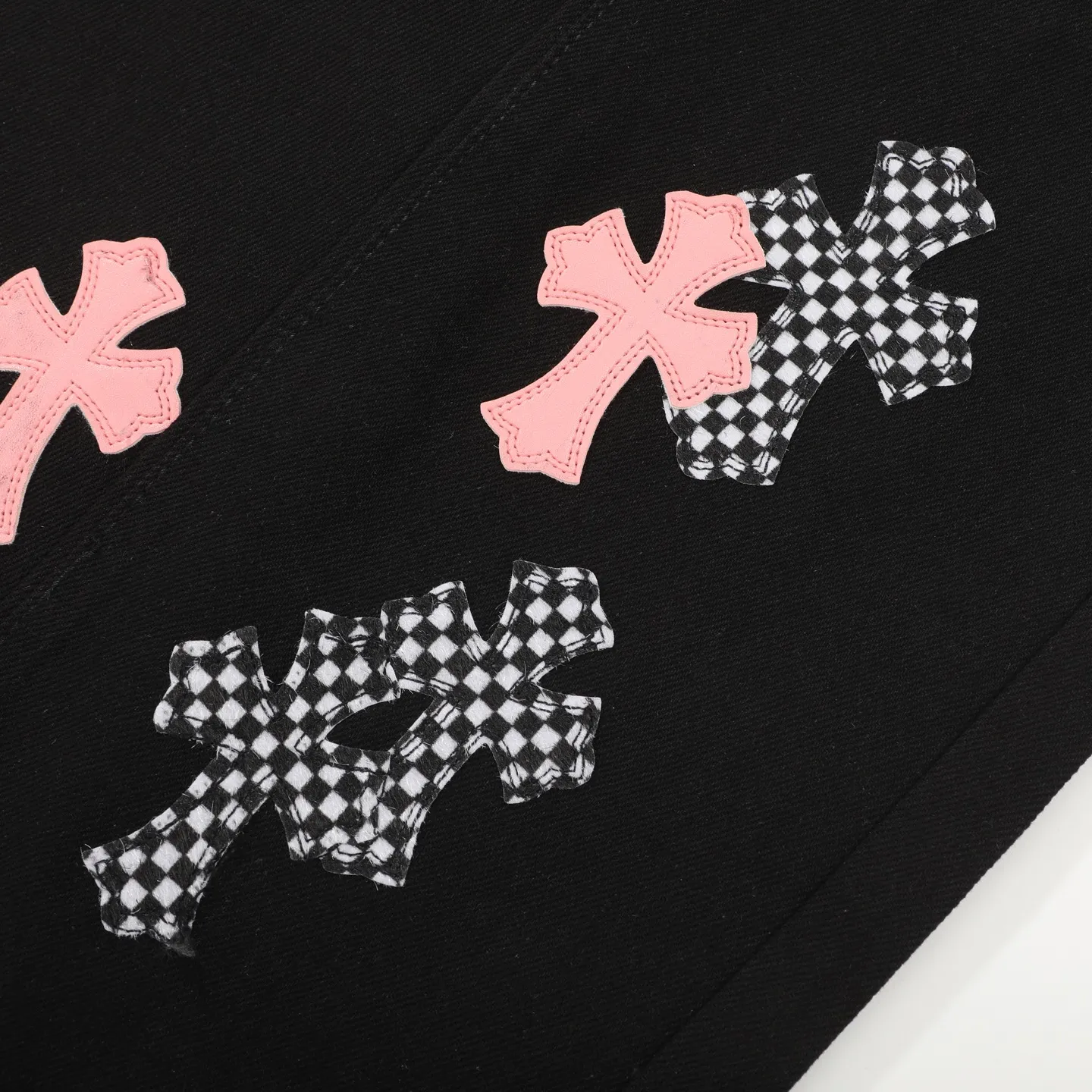 P280 Chrome Hearts ch Chrome Hearts Cherry Blossom Pink Checkerboard Cross Patch Leather Jeans, Original 5W+ It is well known that chromehearts jeans use vintage Levis jeans as the base for creation. They usually add their own unique silver buckles and silver ornaments, plus leather embellishments. This is the reason why the value of these vintage jeans doubles. Because the base is vintage jeans, the jeans themselves have been very soft and comfortable after years of baptism. This can be distinguished from ordinary jeans. Regarding the size, you should also refer to the pants data. Size: 28 30 32 34 (corresponds to S-XL) Size chart: 28 Waist 76 Pants length 104 Hips 102 30 Waist 80 Pants length 105 Hips 106 32 Waist 84 Pants length 106 Hips 110 34 Waist 88 Pants length 107 Hips 114
